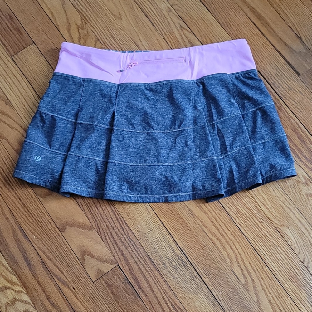 Lululemon scort. Med 8 pink 💗 and gray.